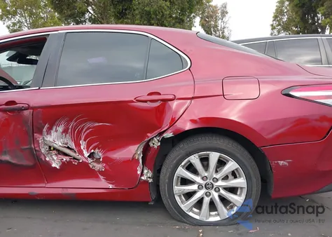 2020 Toyota Camry Le z USA, uszkodzony, nr VIN 4T1C11AK5LU312551